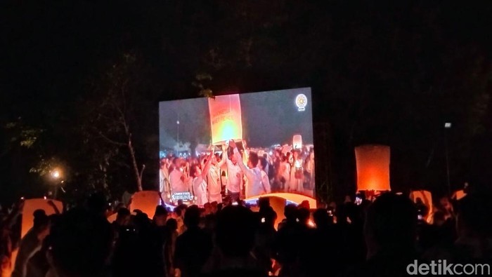 Wapres Gibran Rakabuming ikut menerbangkan lampion di Candi Borobudur, Minggu (31/5/2026).