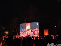 Momen Gibran Terbangkan Lampion Waisak di Candi Borobudur