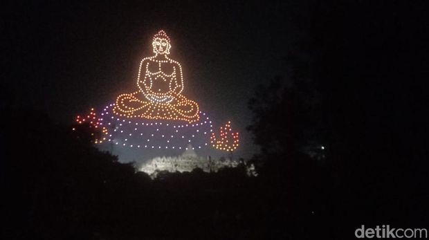 Wapres Gibran Rakabuming ikut menerbangkan lampion di Candi Borobudur, Minggu (31/5/2026). Wapres Gibran Rakabuming ikut menerbangkan lampion di Candi Borobudur, Minggu (31/5/2026).