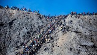 Kegiatan larung dikawasan Gunung Bromo ini diikuti ribuan warga Suku Tengger.