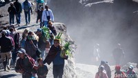Terlihat warga dari Suku Tengger menaiki kawasan Gunung Bromo. Mereka membawa sejumlah hasil bumi mereka untuk ritual sebagai wujud hasil bumi yang melimpah.