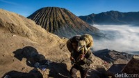 Warga Suku Tengger mendaki Gunung Bromo mulai pukul 04.00 pagi. Mereka membawa sejumlah hasil bumi.