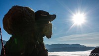 Potret warag Suku Tengger yang membawa hewan ternak di puncak Gunung Bromo.