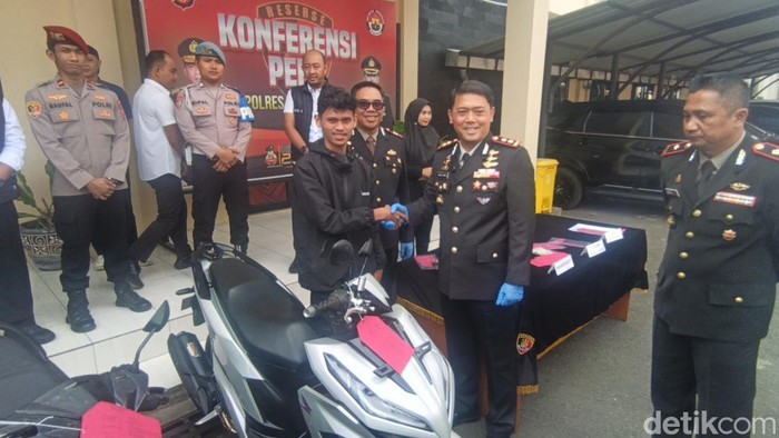 Yuda Hidayat saat menerima lagi sepeda motornya yang hilang dicuri