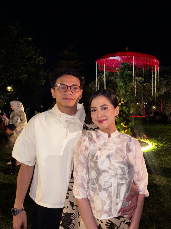 Kini Zara Adhisty sudah memantapkan pilihannya pada Tsaqib. Dia memamerkan foto pernikahannya dengan pria yang aktif bermusik sejak kecil itu. “Akhirnya bisa berbagi kabar bahagia yang selama ini kami jalani berdua. Memulai lembaran baru hidup bersama,” tulis Zara pada keterangan unggahannya di Instagram. Foto: Dok. Instagram Zara Adhisty, Tsaqib