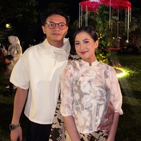 Kini Zara Adhisty sudah memantapkan pilihannya pada Tsaqib. Dia memamerkan foto pernikahannya dengan pria yang aktif bermusik sejak kecil itu. “Akhirnya bisa berbagi kabar bahagia yang selama ini kami jalani berdua. Memulai lembaran baru hidup bersama,” tulis Zara pada keterangan unggahannya di Instagram. Foto: Dok. Instagram Zara Adhisty, Tsaqib