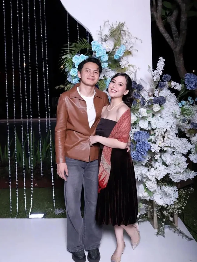 Sedangkan Zara Adhisty saat tampil dalam sebuah podcast mengaku secara blak-blakan, ketika Tsaqib mendekatinya, dia masih menjalin hubungan dengan pria lain, Hingga akhirnya hubungannya dengan mantannya putus, Zara dekat dengan Tsaqib dan menjadi kekasih penyanyi muda itu. Foto: Dok. Instagram Zara Adhisty, Tsaqib