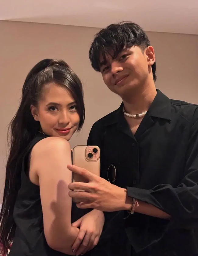 Tsaqib mengungkapkan awal perkenalannya dengan Zara Adhisty saat tampil menjadi bintang tamu Podcast BreakDown pada 2025. Saat itu dia mengatakan hubungannya dengan Zara bermula dari pertemanan setelah mereka saling berkenalan di tempat usaha yang didirikan Tsaqib bersama beberapa temannya di Bandung. Foto: Dok. Instagram Zara Adhisty, Tsaqib