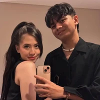 Tsaqib mengungkapkan awal perkenalannya dengan Zara Adhisty saat tampil menjadi bintang tamu Podcast BreakDown pada 2025. Saat itu dia mengatakan hubungannya dengan Zara bermula dari pertemanan setelah mereka saling berkenalan di tempat usaha yang didirikan Tsaqib bersama beberapa temannya di Bandung. Foto: Dok. Instagram Zara Adhisty, Tsaqib