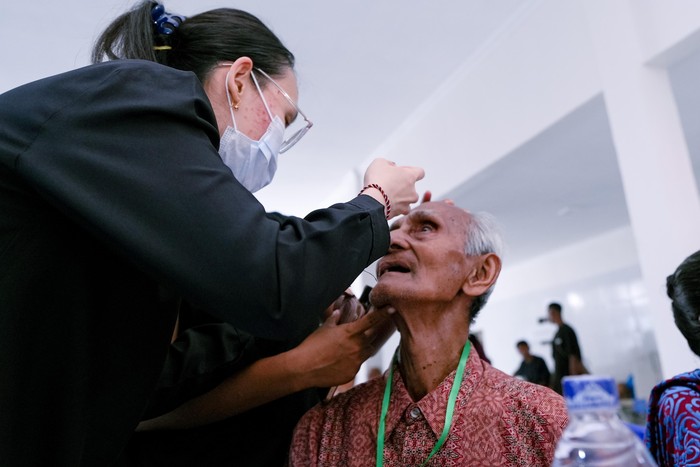 180 Lansia di NTT Jalani Operasi Katarak Gratis