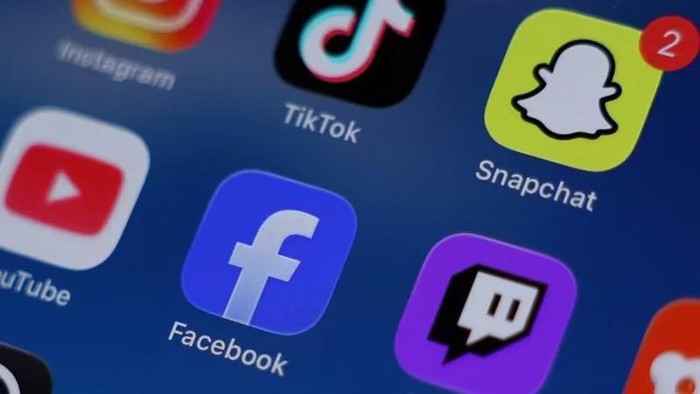 Aplikasi Instagram, TikTok, Snapchat, YouTube, Facebook, Twitch, dan Reddit ditampilkan di ponsel. (Reuters: Hollie Adams)