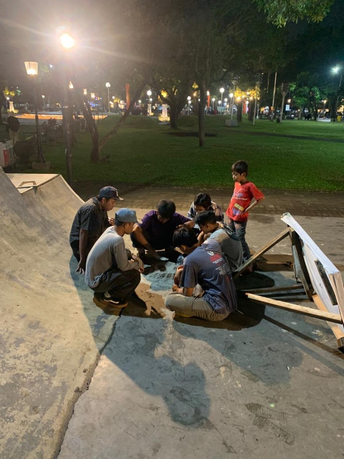 Aksi para skateboarder perbaiki lintasan skatepark Alun Alun Merdeka Kota Malang