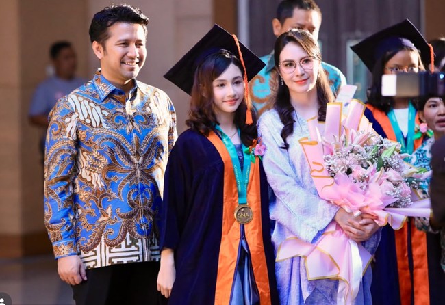Putri sulung Arumi Bachsin dan Emil Dardak, Lakeisha Ariestia Dardak, baru saja lulus dari bangku Sekolah Dasar. Momen kelulusan tersebut dibagikan sang mama ke akun Instagram. Foto: Instagram/@arumibachsin_94