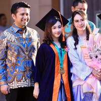 Putri sulung Arumi Bachsin dan Emil Dardak, Lakeisha Ariestia Dardak, baru saja lulus dari bangku Sekolah Dasar. Momen kelulusan tersebut dibagikan sang mama ke akun Instagram. Foto: Instagram/@arumibachsin_94