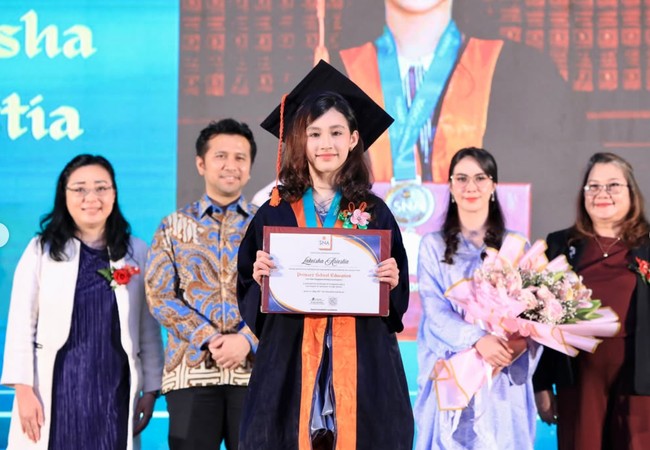 Yang tak kalah curi perhatian ialah paras cantik Lakeisha. Begitu mirip, Lakeisha bak kembaran sang mama. Foto: Instagram/@arumibachsin_94
