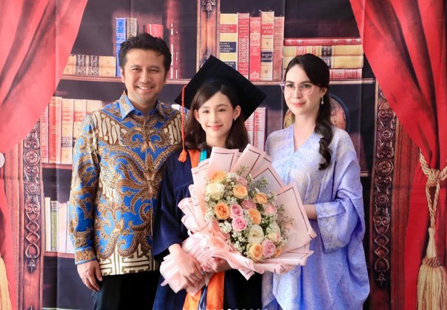 Sudah lulus SD, kini Lakeisha akan melanjutkan pendidikannya ke tingkat SMP. Oh, Lakeisha tersayang, selamat atas kelulusan sekolah dasarmu. Melihatmu tumbuh, belajar, dan bersinar adalah kebahagiaan terbesar kami. Kami sangat menyayangimu, tulis Arumi dalam unggahannya. Foto: Instagram/@arumibachsin_94