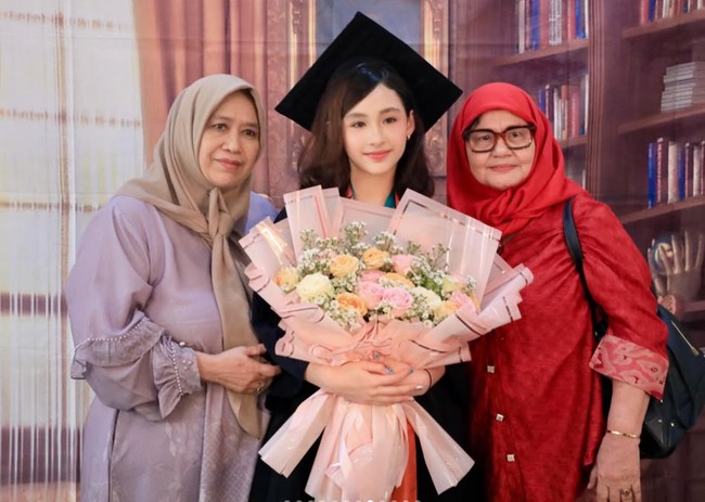 Banyak netizen yang ikut memuji kecantikan putri Arumi dan Emil Dardak tersebut. Masya allah cantik seperti mamanya, tulis salah satu komentar. Cantik banget sih kakkk kaya mama arumi banget ini mahhh, komentar lain. Foto: Instagram/@arumibachsin_94