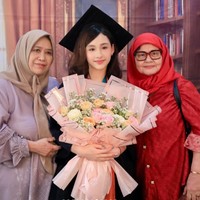 Banyak netizen yang ikut memuji kecantikan putri Arumi dan Emil Dardak tersebut. Masya allah cantik seperti mamanya, tulis salah satu komentar. Cantik banget sih kakkk kaya mama arumi banget ini mahhh, komentar lain. Foto: Instagram/@arumibachsin_94