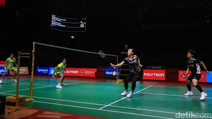 Ganda putri Indonesia, Febriana Dwipuji Kusuma dan Meilysa Trias Puspitasari, menghadapi pasangan India, Treesa Jolly dan Gayatri Gopichand Pullela, pada babak pertama Indonesia Open 2026 di Istora Senayan, Jakarta, Selasa (2/6/2026).
