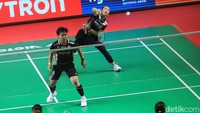 Hasil tersebut mengantarkan pasangan Indonesia melaju ke babak 16 besar. 
