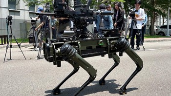 Kemunculan anjing robot tempur ini juga memperlihatkan bagaimana teknologi militer terus berkembang pesat. Jika sebelumnya kendaraan tanpa awak dan drone mendominasi inovasi pertahanan, kini robot darat berkaki empat mulai dipandang sebagai elemen penting dalam peperangan modern. REUTERS/Ben Blanchard