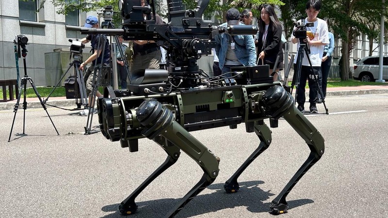 Pemandangan yang selama ini identik dengan film fiksi ilmiah kini hadir di dunia nyata. Sebuah anjing robot canggih diperagakan dalam acara media yang digelar di fasilitas penelitian militer Taiwan, Institut Sains dan Teknologi Nasional Chung-Shan (NCSIST), di Taipei, Selasa (2/6/2026). REUTERS/Ben Blanchard