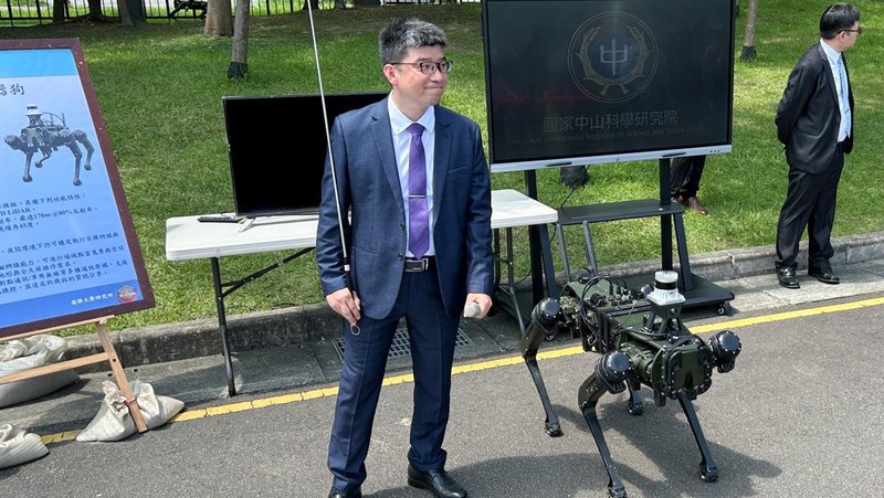 Pemandangan yang selama ini identik dengan film fiksi ilmiah kini hadir di dunia nyata. Sebuah anjing robot canggih diperagakan dalam acara media yang digelar di fasilitas penelitian militer Taiwan, Institut Sains dan Teknologi Nasional Chung-Shan (NCSIST), di Taipei, Selasa (2/6/2026). REUTERS/Ben Blanchard