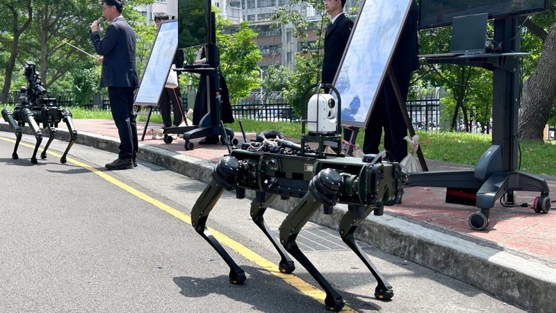 Pemandangan yang selama ini identik dengan film fiksi ilmiah kini hadir di dunia nyata. Sebuah anjing robot canggih diperagakan dalam acara media yang digelar di fasilitas penelitian militer Taiwan, Institut Sains dan Teknologi Nasional Chung-Shan (NCSIST), di Taipei, Selasa (2/6/2026). REUTERS/Ben Blanchard
