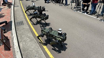 Dalam demonstrasi tersebut, anjing robot memperlihatkan kemampuannya bergerak di berbagai medan dengan stabil dan lincah. Robot mampu berjalan, berlari, bermanuver, serta menjaga keseimbangan di permukaan yang tidak rata. Kemampuan tersebut menjadikannya salah satu teknologi yang dinilai cocok untuk mendukung operasi di lingkungan berisiko tinggi. REUTERS/Ben Blanchard