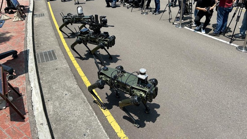 Pemandangan yang selama ini identik dengan film fiksi ilmiah kini hadir di dunia nyata. Sebuah anjing robot canggih diperagakan dalam acara media yang digelar di fasilitas penelitian militer Taiwan, Institut Sains dan Teknologi Nasional Chung-Shan (NCSIST), di Taipei, Selasa (2/6/2026). REUTERS/Ben Blanchard