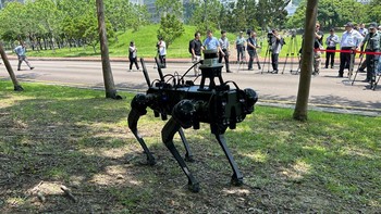 Robot berkaki empat ini merupakan produk Ghost Robotics, perusahaan asal Amerika Serikat yang dikenal sebagai salah satu pemasok utama robot anjing untuk kebutuhan militer dan keamanan. Demonstrasi ini menjadi bagian dari upaya Taiwan memperkenalkan perkembangan teknologi pertahanan modern yang berpotensi memainkan peran penting dalam operasi militer masa depan. REUTERS/Ben Blanchard