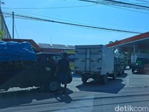 Antrean Panjang Solar SPBU di Bojonegro Bikin Macet, Warga Sambat
