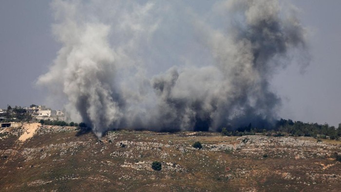 Gumpalan asap tebal membumbung di langit Lebanon Selatan setelah serangkaian serangan yang dilancarkan militer Israel pada Senin (1/6/2026) sore waktu setempat. Eskalasi konflik yang terus meningkat itu tidak hanya memicu kekhawatiran di kawasan Timu