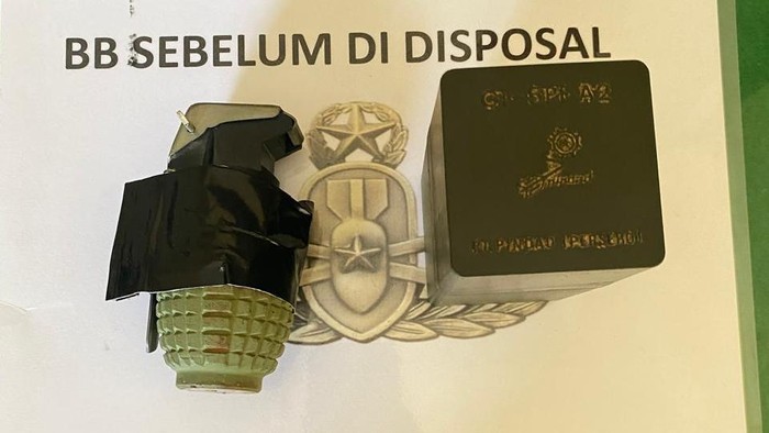 Barang bukti granat nanas yang diamankan polisi dari residivis curat di Pesawaran, Lampung