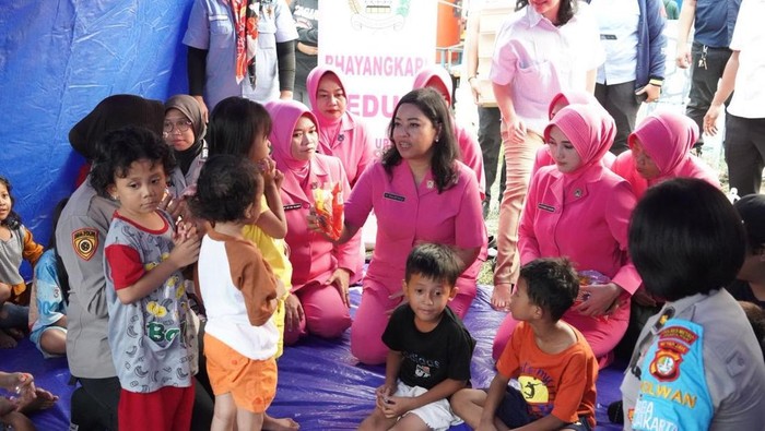 Bhayangkari Polres Metro Jakarta Pusat memberikan bantuan dan trauma healing ke korban kebakaran di Kemayoran, Selasa (2/6/2026).
