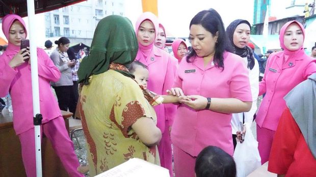 Bhayangkari Polres Metro Jakarta Pusat memberikan bantuan dan trauma healing ke korban kebakaran di Kemayoran, Selasa (2/6/2026).