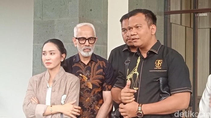 Bunga Zainal dan suaminya di Jakarta