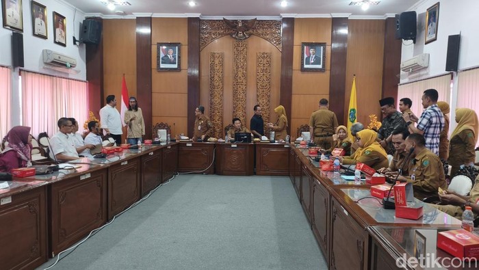 Bupati Sidoarjo rapat bersama PPLS untuk menentukan langkah penanganan dampak Lumpur Lapindo.