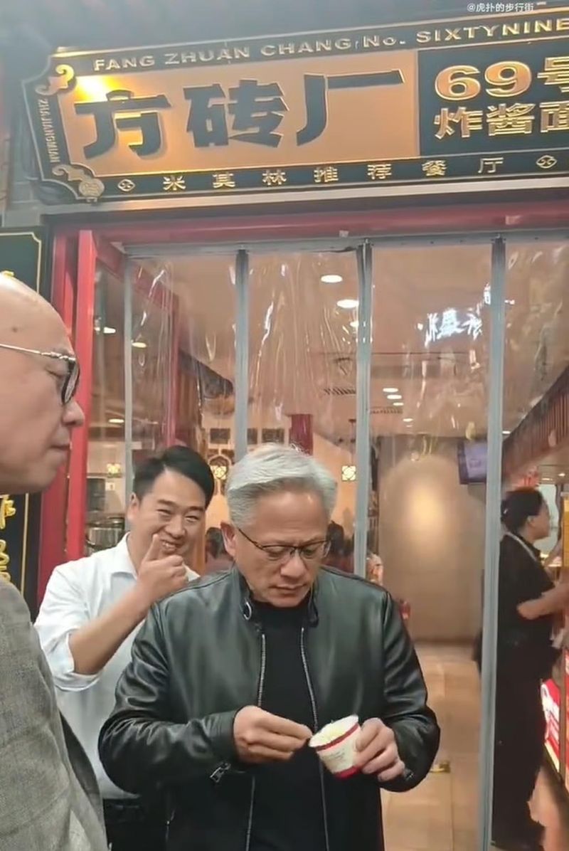 CEO Nvidia Makan Mie Kaki Lima