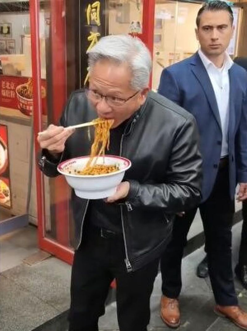 CEO Nvidia Makan Mie Kaki Lima