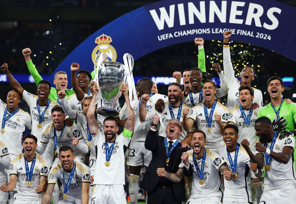 Dani Carvajal dari Real Madrid mengangkat trofi saat merayakan kemenangan bersama rekan-rekan setimnya setelah memenangkan Liga Champions 2024-2025. Dani Carvajal dari Real Madrid mengangkat trofi saat merayakan kemenangan bersama rekan-rekan setimnya setelah memenangkan Liga Champions 2024-2025. (REUTERS/Hannah Mckay/File Photo)