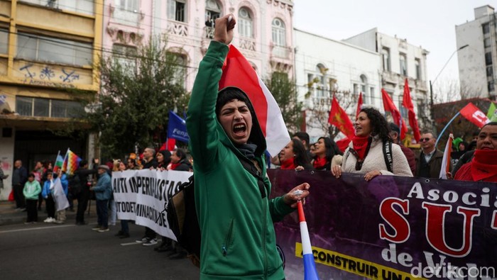 Demonstrators and riot police clash during a protest on the day Chile's President Jose Antonio Kast delivers his first State of the Nation address at the National Congress, in Valparaiso, Chile, June 1, 2026. REUTERS/Pablo Sanhueza