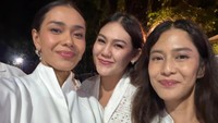 Tiba-tiba kita ketemu di sini. Ternyata kita bertiga di Jogja. Kita dipersatukan Jogja dan Waisak, tulis Dian Sastrowardoyo dilihat di Instagram, Selasa (2/6/2026). (Foto: dok Instagram therealdisastr)