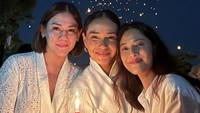 Dian Sastrowardoyo bertemu dengan Adinia Wirasti dan Sissy Priscillia saat merayakan Waisak di Candi Borobudur. (Foto: dok Instagram therealdisastr)