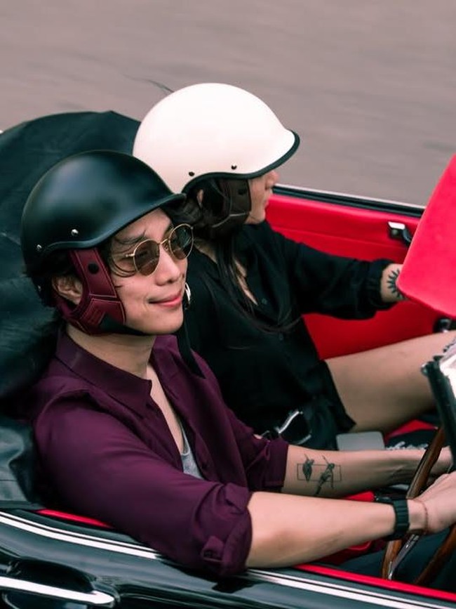 Gaya Pacaran Dikta dengan Rachel Cia Naik Mobil Klasik