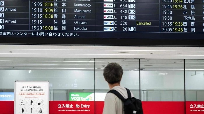 Dua maskapai penerbangan terbesar Jepang, All Nippon Airways dan Japan Airlines, membatalkan total 600 penerbangan untuk hari Senin (1/6) hingga Rabu (3/6) imbas badai tropis Jangmi (AFP) 