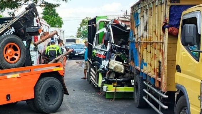 Evakuasi truk yang kecelakaan di Jalan Lingkar Selatan, Klaten Utara, Klaten, Selasa (6/2/2026).