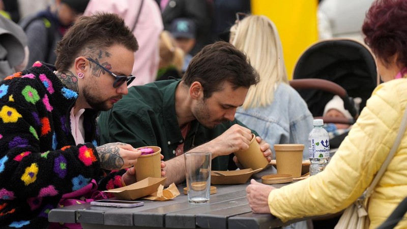 A woman fills plates with traditional cold beetroot soup during the annual Pink Soup Fest in Vilnius, Lithuania May 30, 2026. REUTERS/Ints Kalnins