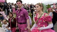 Suasana meriah terlihat saat parade dan atraksi bertema merah muda berlangsung di pusat kota Vilnius. Festival tahunan itu diperkirakan menarik sekitar 100 ribu pengunjung. Foto: REUTERS/Ints Kalnins