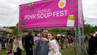 Peserta menikmati rangkaian acara Festival Sup Merah Muda yang mengubah sudut-sudut kota Vilnius menjadi bernuansa merah muda. Perayaan ini menjadi bagian dari promosi budaya dan gastronomi Lituania. Foto: REUTERS/Ints Kalnins